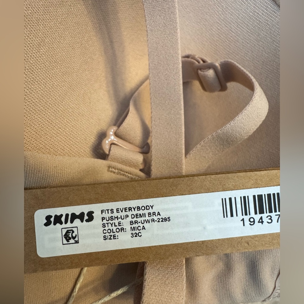 SKIMS FITS EVERYBODY PUSH-UP BRA - Picture 9 of 13